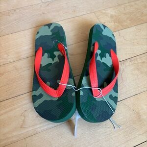 NEW Youth size 2/3 Cat & Jack camouflage and orange flip flops